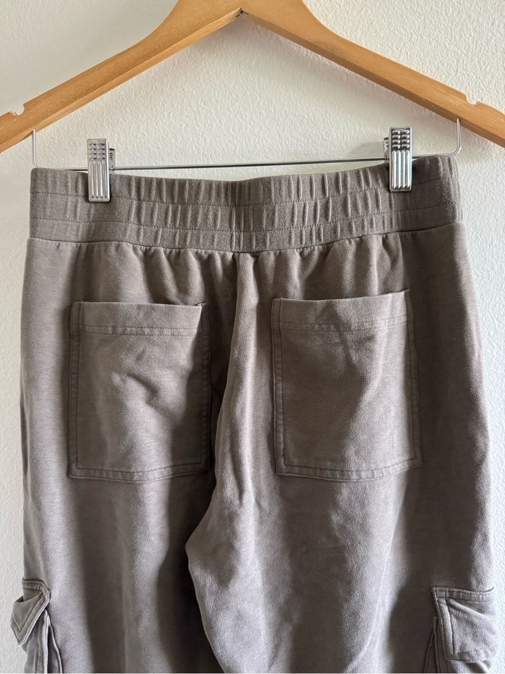 Alo Yoga Unwind Taupe Cargo Jogger Sweatpants size Small - Picture 7 of 8